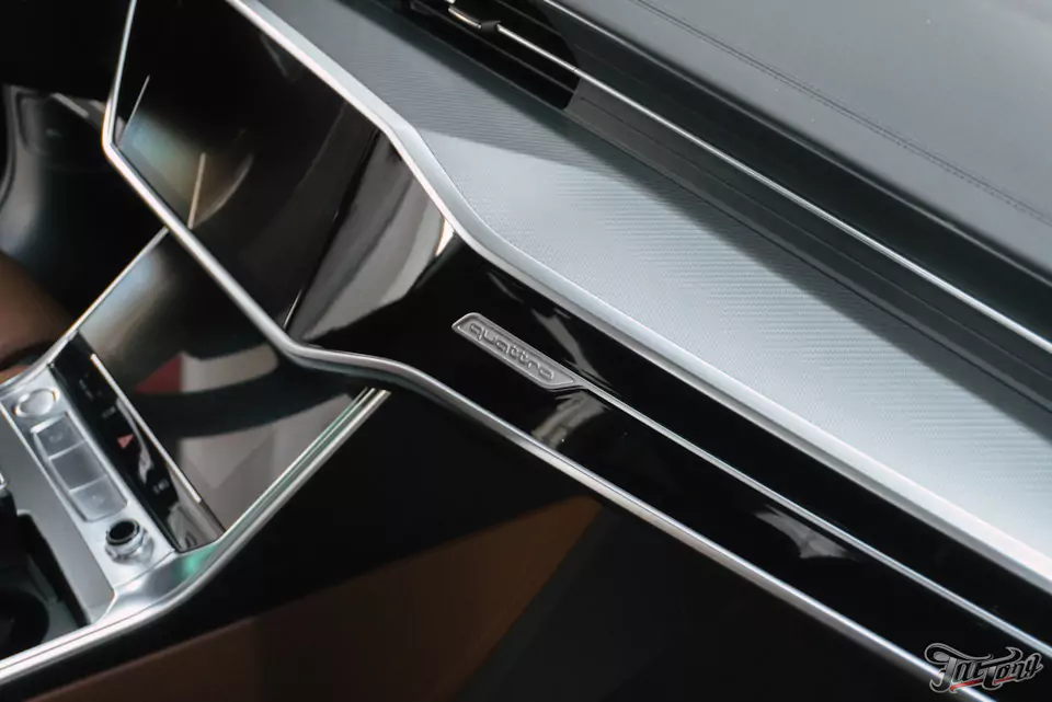 Оклеили Audi A7 изумрудным винилом и защитили полиуретаном, окрасили суппорта с логотипами, провели химчистку и обработали кожу керамикой